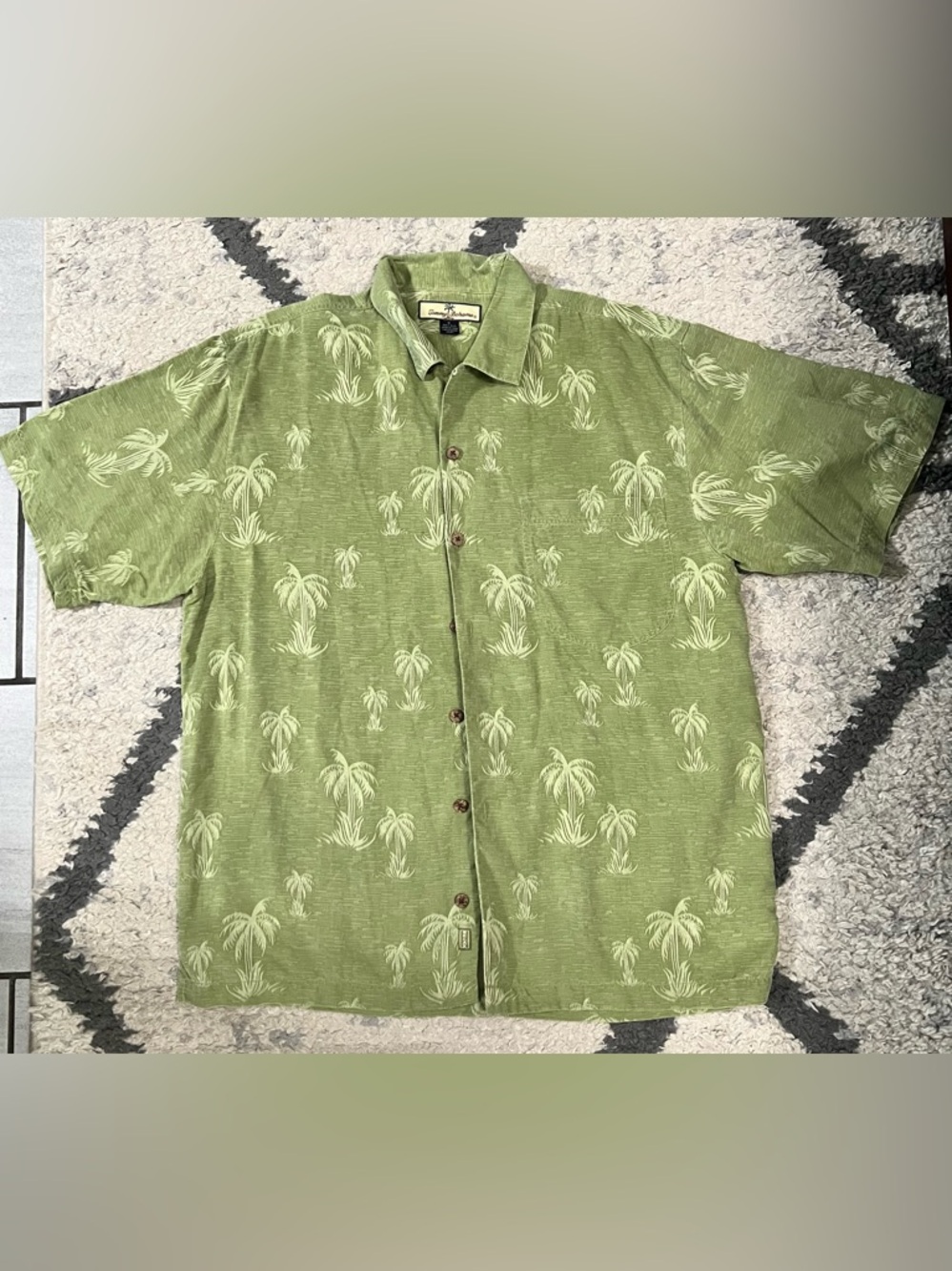 Tommy Bahama Green Palm-Print Short Sleeve 100% silk.